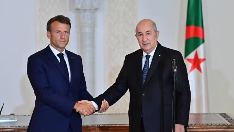 El presidente de Argelia, Abdelmadjid Tebboune, estrecha la mano del presidente francés, Emmanuel Macron, durante una ceremonia de firma en Argel el 27 de agosto de 2022. (Foto: Xinhua)